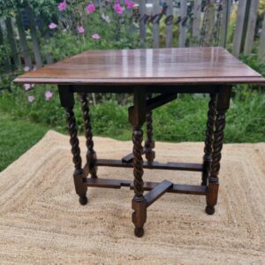 ANTIQUE OAK WOODEN TABLE WITH BEAUTIFUL BARLEY TWIST LEGS.