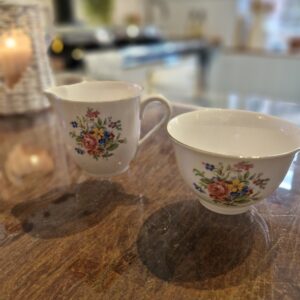 A very Pretty Vintage Colclough Creamer jug & Sugar bowl.